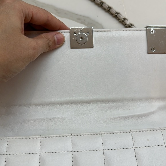 Preloved Chanel White Patent Leather Chocolate Bar Clutch On Chain. - Picture 5 of 17